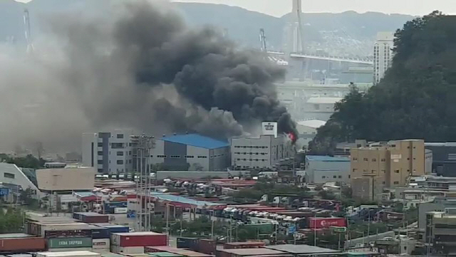 6일 오전 11시 39분께 부산 남구 용당동 한 공장에서 불이 나 소방헬기와 장비 38대를 투입해 진화하고 있다./부산=연합뉴스