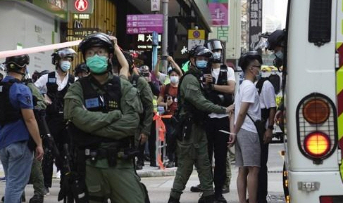 경찰에 연행되는 홍콩 시민 /AP연합뉴스