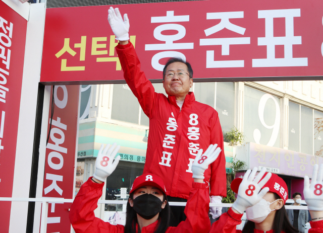 지난 4월 총선에서 대구 수성구을에 출마한 홍준표 무소속 의원이 손을 들어 지지를 호소하고 있다./연합뉴스