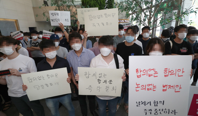 전공의들이 지난 4일 오후 서울 중구 한국증진개발원에서 열리는 ‘의대정원 원점 재논의 정책협약 이행 합의서 체결 협약식’을 막기 위해 로비에 모여 있다. /연합뉴스