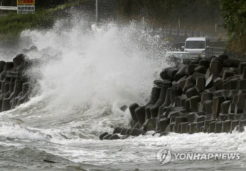 6일 오전 일본 가고시마 해안에 제10호 태풍 하이선의 영향으로 높아진 파도가 밀어닥치고 있다./교도연합뉴스