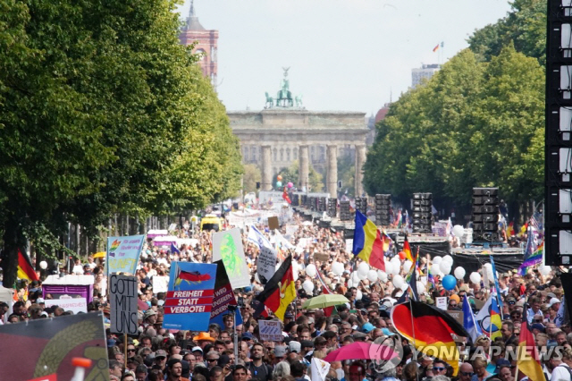 지난달 29일(현지시간) 독일 수도 베를린의 브란덴부르크문 앞에서 코로나19 관련 통제에 반대하는 독일 시민들이 시위를 벌이고 있다. /EPA연합뉴스