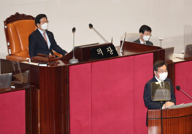 이낙연 더불어민주당 대표가 7일 오전 서울 여의도 국회에서 열린 제382회 국회(정기회) 제2차 본회의에서 교섭단체 대표연설을 하고 있다. /연합뉴스