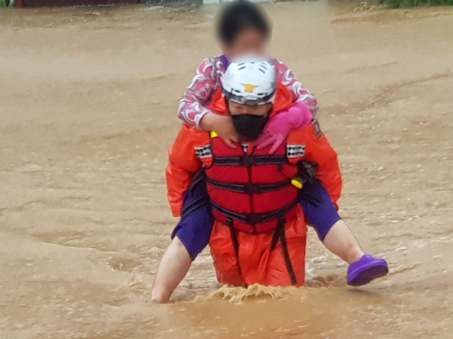 제10호 태풍 ‘하이선’ 영향으로 많은 비가 내리면서 7일 경북 경주시 현곡면 나원3리가 일부 침수돼 경주소방서 대원이 출동해 주민을 구조하고 있다./연합뉴스