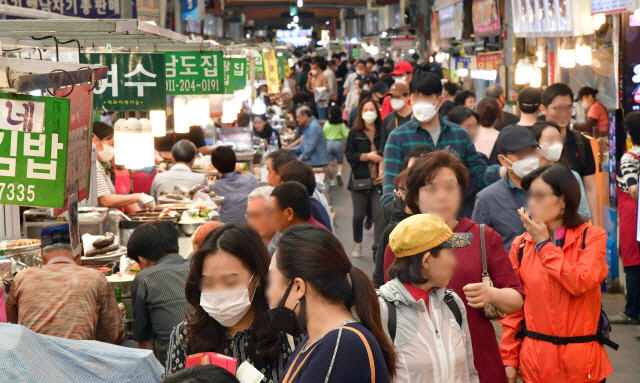 정부의 신종 코로나바이러스 감염증(코로나19) 긴급재난지원금 지급 뒤 맞은 첫 주말인 지난 5월 17일 서울 경동시장을 찾은 시민들이 장을 보고 있다./권욱기자