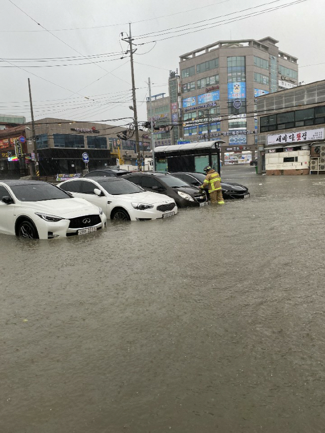 양산시 삼호동 대진컨트리 앞 주차장에서 7일 오전 9시 배수작업을 실시하고 차량이동조치를 취하고 있다. /사진제공=경남도소방본부