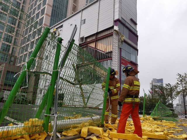 7일 오전 7시 38분께 울산 남구 삼산동의 건물 벽면 구조물이 낙하해 119 구조대가 이를 정리하고 있다. /사진제공=울산소방본부