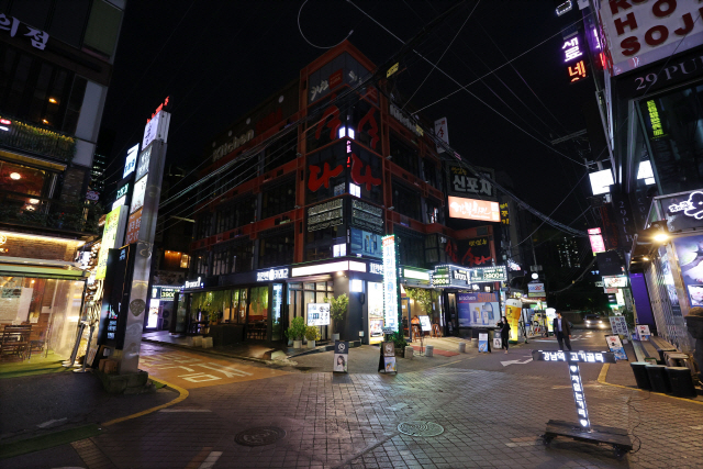 1일 오후 서울 강남역 인근 먹자골목이 한산한 모습을 보이다. /연합뉴스