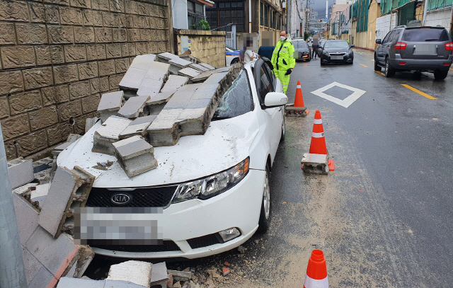 7일 오전 제10호 태풍 하이선 북상으로 부산 영도구 한 건물 벽면이 무너지면서 주차된 차량이 파손됐다./연합뉴스