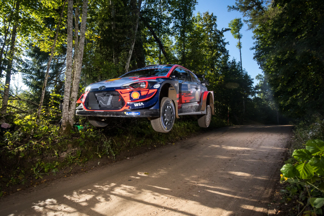 에스토니아 랠리에서 열린 ‘2020 월드랠리챔피언십’ 4차 대회에서 현대자동차 ‘i20 Coupe WRC’ 랠리카가 질주하는 모습/사진제공=현대차