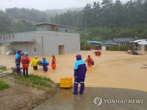 제10호 태풍 ‘하이선’의 영향으로 많은 비가 내리면서 7일 경북 경주시 현곡면 나원3리가 일부 침수돼 경주소방서 대원이 출동해 주민을 구조하고 있다./연합뉴스