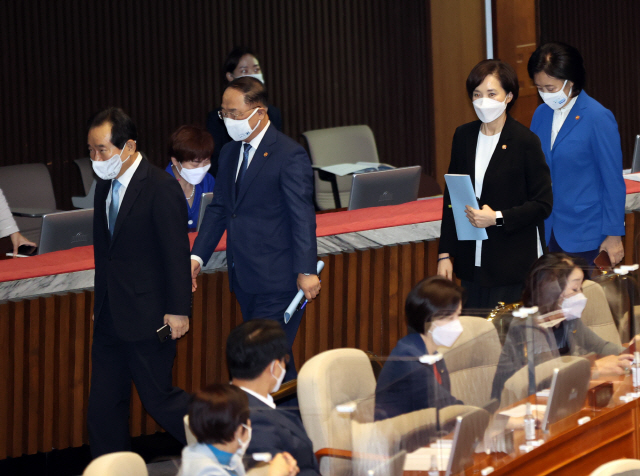 7일 오전 국회 본회의장에서 열린 이낙연 더불어민주당 대표의 교섭단체 대표연설에 참석한 정세균 국무총리, 홍남기 경제부총리, 유은혜 사회부총리 등이 본회의장을 나서고 있다. /연합뉴스