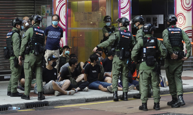 홍콩에서 지난 6일 벌어진 시위에서 체포된 젊은이들이 경찰에 둘러싸여 길거리에 앉아있다. /AP연합뉴스