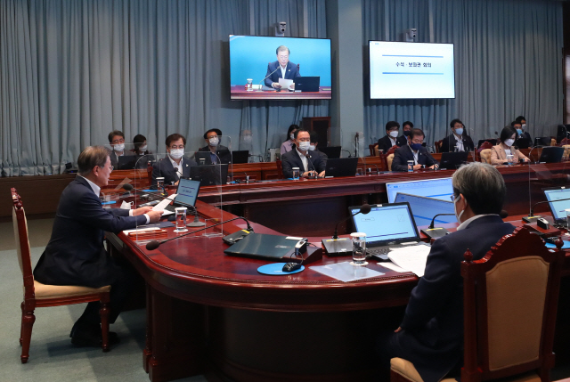 문재인 대통령이 7일 청와대에서 수석·보좌관 회의를 주재하고 있다./연합뉴스