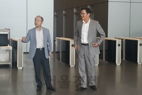 지난 2016년 9월 한국을 방문한 손정의(왼쪽) 소프트뱅크 회장은 이재용 삼성전자 부회장과 서울 삼성 서초사옥에사 만나 사물인터넷(IoT), 반도체 분야 등의 협력 방안을 논의했다./사진제공=삼성전자