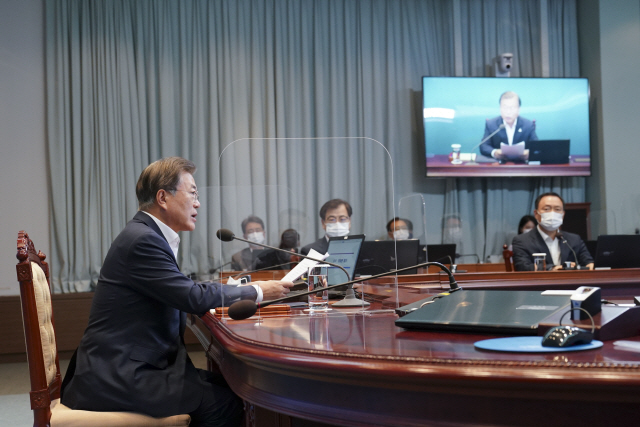 문재인 대통령이 7일 청와대에서 수석·보좌관 회의를 주재하고 있다. 문 대통령은 이 자리에서 “전 국민에게 재난지원금을 지급하는 의견도 일리가 있지만 선별지원은 재정상 어려움을 감안한 불가피한 선택”이라고 말했다. /연합뉴스