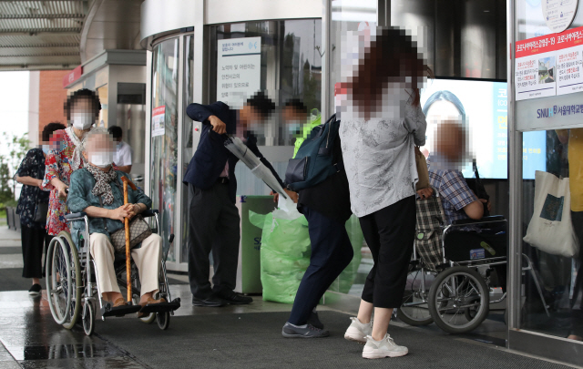 전공의 등 파업 속에서도 7일 오전 환자와 보호자들이 서울대병원 본관으로 진료를 받기 위해 들어가고 있다. /연합뉴스