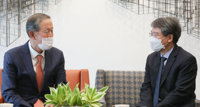 허창수(왼쪽) 전경련 회장이 응우옌 부 뚱 신임 주한베트남 대사를 만나 이야기를 나누고 있다./사진제공=전경련