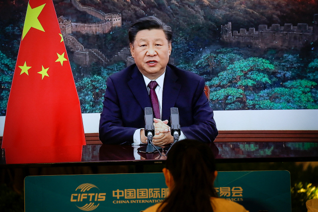 시진핑 중국 국가주석이 4일 저녁 진행된 ‘2020 중국 국제서비스무역교역회’ 개막식에서 영상 축사를 통해 “대외 개방 확대”를 말하고 있다. /로이터연합뉴스