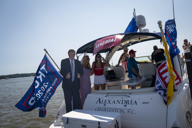 6일(현지시간) 미국 워싱턴DC 포토맥강에서 미국 공화당 지지자들이 도널드 트럼프 대통령의 사진 입간판을 세운 보트에 탄 채 선거 캠페인을 벌이고 있다.   /AFP연합뉴스