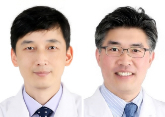 박인기(왼쪽)·김응석 경희대병원 안과 교수