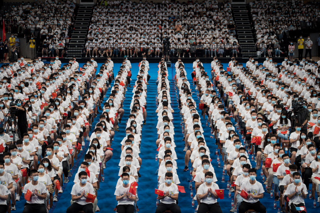 코로나19 발원지인 중국 우한의 화중과기대의 체육관에서 지난 4일(현지시간) 7,000여명의 학생들이 졸업식에 참석하고 있다./AFP연합뉴스