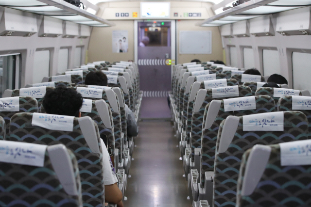 서울역에서 부산역으로 가는 열차에서 승객들이 거리두기를 지키며 앉아 있다. /연합뉴스