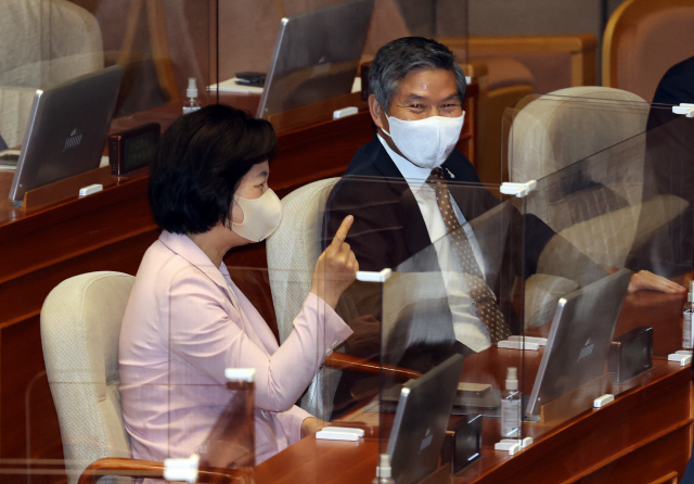 7일 오전 국회 본회의장에서 열린 더불어민주당 이낙연 대표의 교섭단체 대표연설에 참석한 추미애 법무부 장관이  정경두 국방부 장관과 대화하고 있다. /연합뉴스