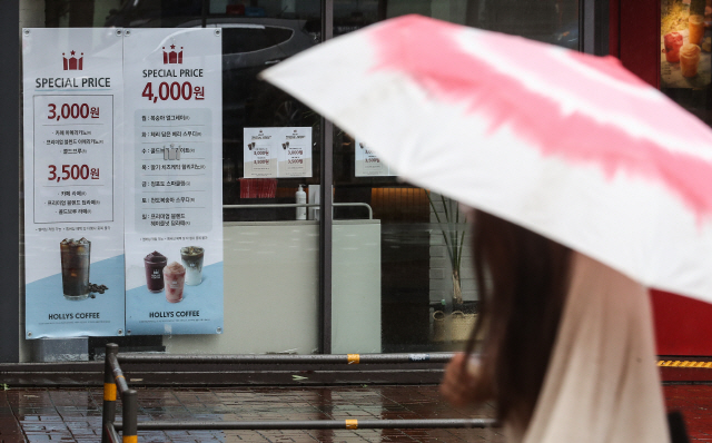 7일 오후 서울 시내 한 할리스 커피 매장에 커피가격 할인을 알리는 포스터가 붙어있다. /연합뉴스