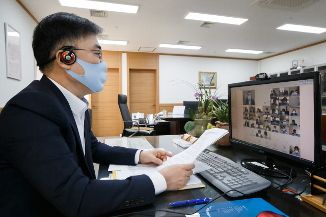 손병두 금융위원회 부위원장이 8일 정부서울청사에서 금융리스크 대응반 회의를 화상으로 주재하고 있다. /사진제공=금융위원회