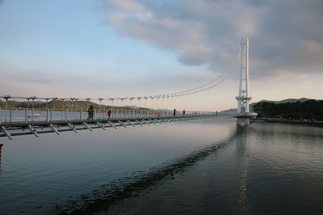 예당호 출렁다리는 총 길이 402m로 국내에서 가장 긴 현수교다./사진제공=한국관광공사
