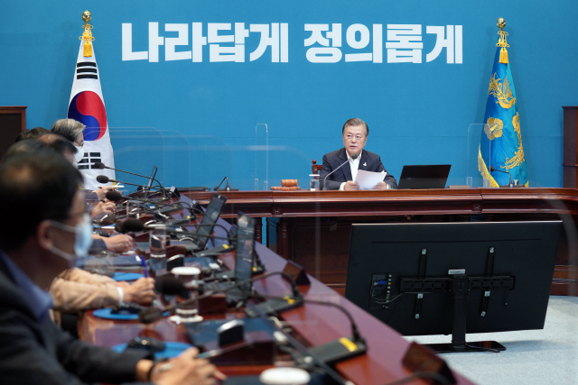 문재인 대통령이 8일 오전 청와대에서 화상 국무회의를 주재하고 있다./연합뉴스