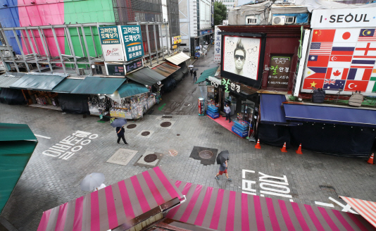 ‘사회적 거리 두기 2.5단계’가 시행되고 있는 지난 7일 서울 중구 남대문시장이 한산한 모습을 보이고 있다.              /연합뉴스