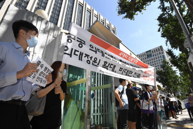 서울대병원 소속 전공의들이 지난 4일 정부서울청사 앞에서 정부와 의사협회가 의사파업 관련 합의에 반대하는 시위를 벌이고 있다. /이호재기자