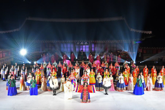 해마다 40만명 이상이 방문하는 경기지역 인기축제인 ‘수원화성문화제’가 코로나19 재확산으로 취소됐다. 사진은 지난해 열린 수원화성문화제./사진제공=수원시