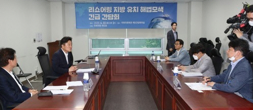 더불어민주당 최인호 의원이 서울 여의도 국회 의원회관에서 열린‘리쇼어링 지방 유치 해법 모색 긴급 간담회’에서 발언하고 있다. /연합뉴스