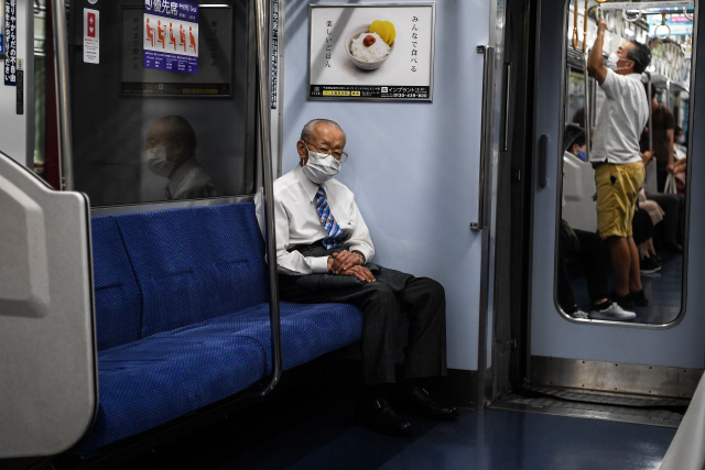 8일 일본 도쿄에서 마스크를 착용한 남성이 열차를 이용하고 있다./AFP연합뉴스