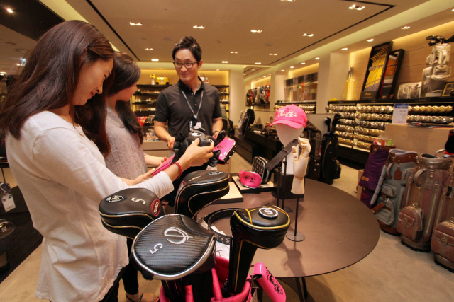 신세계백화점에서 고객들이 골프용품을 살펴보고 있다. /사진제공=신세계백화점