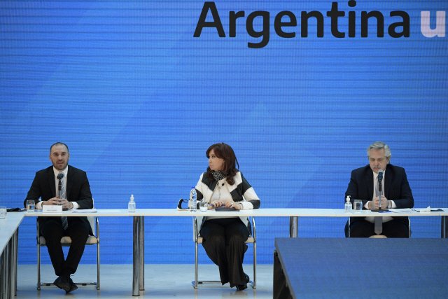 지난달 31일 알베르토 페르난데스(오른쪽) 아르헨티나 대통령이 대통령궁에서 부통령, 경제장관을 대동한 가운데 기자회견을 하고 있다. 페르난데스 대통령은 이 자리에서 주요 민간채권단과 합의한 대외채무 재조정에 대해 설명했다./로이터연합뉴스