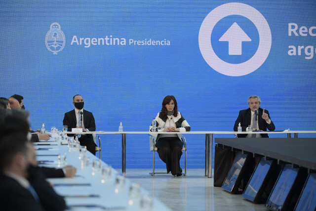 지난달 31일 알베르토 페르난데스(오른쪽) 아르헨티나 대통령이 대통령궁에서 부통령, 경제장관을 대동한 가운데 기자회견을 하고 있다. 페르난데스 대통령은 이 자리에서 주요 민간채권단과 합의한 대외채무 재조정에 대해 설명했다./AP연합뉴스