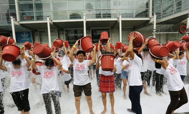 2014년 아이스버킷 챌린지에 참가한 태국 시민들 /EPA연합뉴스