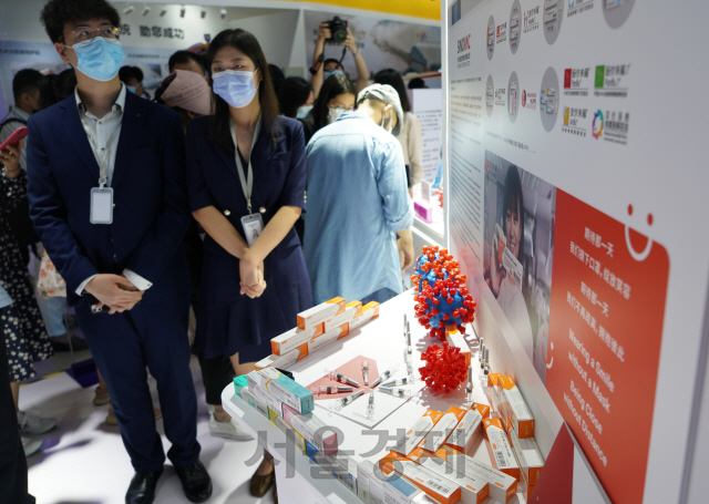 2020년 중국국제서비스무역교역회에서 중국 국유 제약사인 시노백이 코로나19 백신 후보 제품을 전시하고 있다.