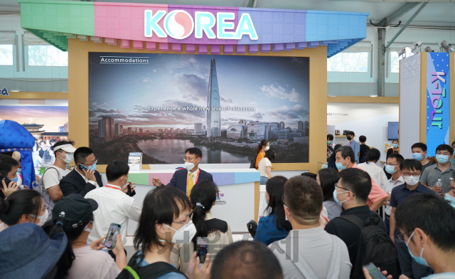 서비스교역회의 ‘한국관’에서 7일 유복근(가운데) 주중한국대사관 경제공사가 중국인 관람자들을 대상으로 전시품들을 설명하고 있다.