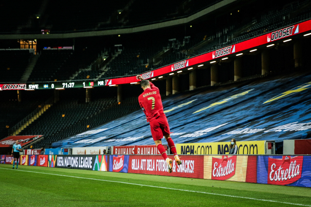 포르투갈의 크리스티아누 호날두가 9일 UEFA 네이션스리그 스웨덴전에서 A매치 100호 골을 터뜨린 뒤 세리머니 하고 있다. /스톡홀름=EPA연합뉴스