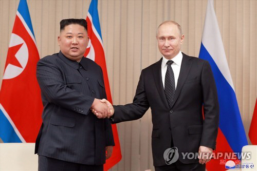 김정은(오른쪽)과 블라디미르 푸틴 러시아 대통령. /연합뉴스