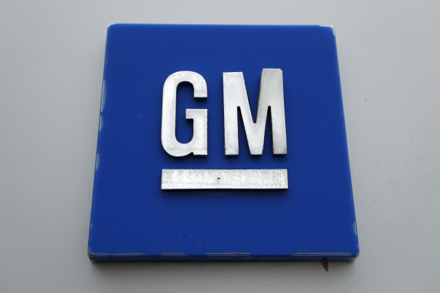 미국 미시간주의 한 GM 조립공장에 회사 로고가 붙어 있다. /AP연합