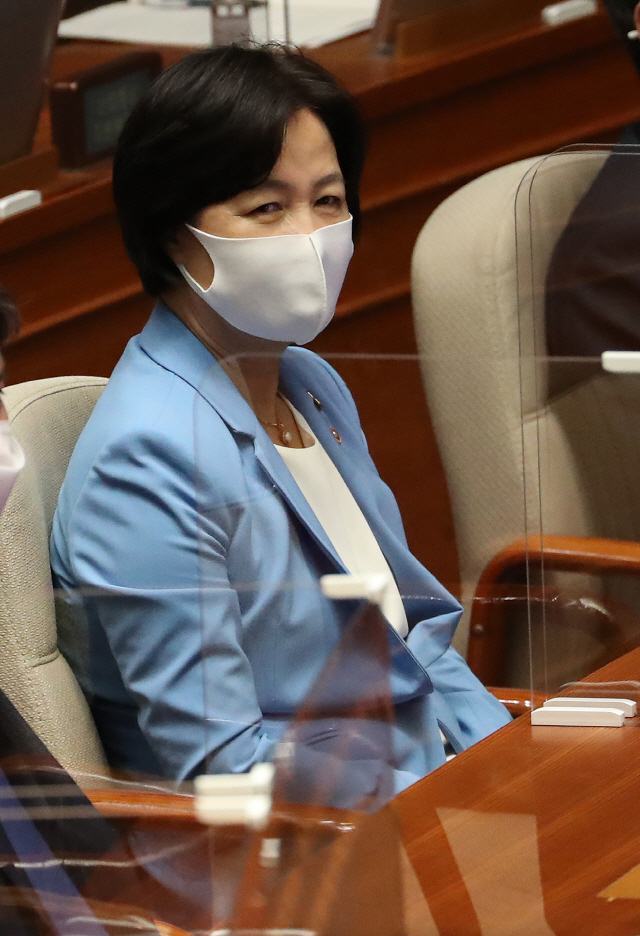 추미애 법무부 장관이 8일 열린 국회 본회의에 출석해 국무위원석에 앉아 있다. /연합뉴스