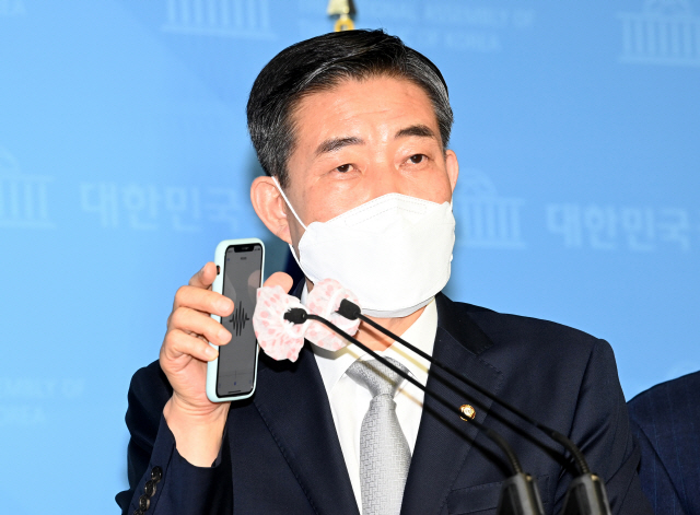 신원식 국민의힘 의원이 지난 2일 오전 국회 소통관에서 열린 기자회견에서 추미애 법무부장관 아들 병역 시절 병가 및 연가 사용과 관련한 녹취록을 공개하고 있다./연합뉴스