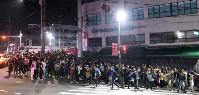 9일 새벽 일거리를 얻기 위해 몰려든 일용직 구직자들로 서울 구로구 인력시장이 인산인해를 이루고 있다. 이날 통계청이 발표한 8월 취업자 수는 전년 대비 27만명 줄어 6개월 연속 감소세를 이어갔다.  /오승현기자
