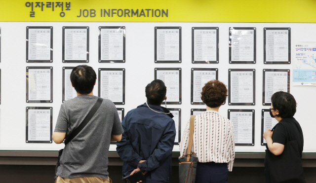 9일 서울의 한 고용복지플러스센터에서 구직자들이 구인 게시판을 보고 있다. 이 날 통계청이 발표한 8월 고용동향에 따르면 60대를 제외한 전 연령층의 일자리가 감소세를 이어갔다. /연합뉴스